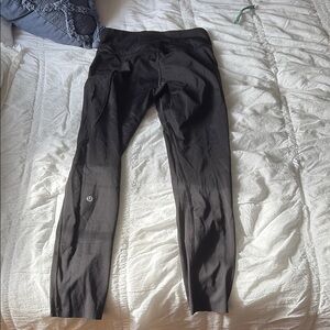 Size 6 fast and free lululemon leggings. Hit just above ankle on 5’5.